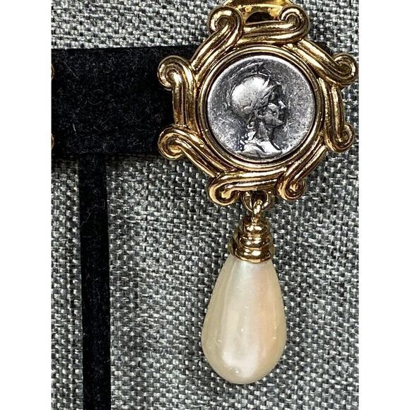 Cameo Clip Ons Dangles Earrings Drops Faux Pearl Drops Gold Tone Vintage Estate - Picture 3 of 13